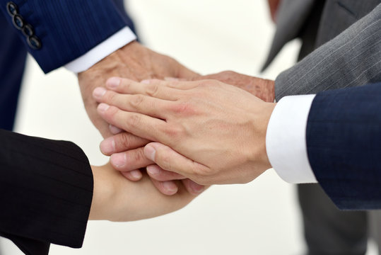 手を重ね合わせるビジネスチーム