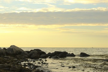 Fototapeta na wymiar schönes Licht am Morgen am Meer, Konzept Bestattung auf See