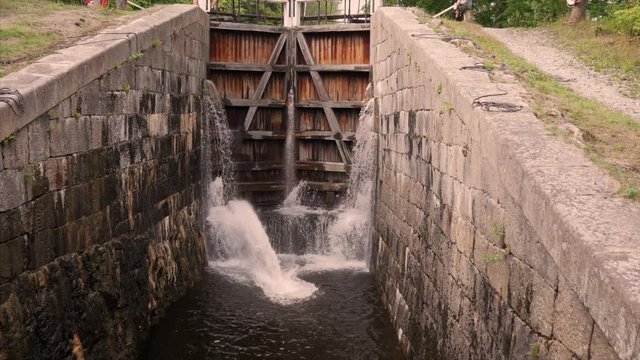 Filling up the closed pound lock, close up