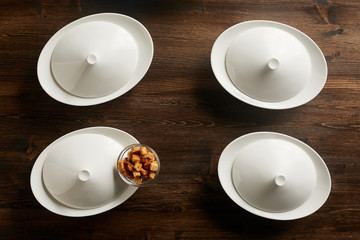 Four closed soup bowls with rusks