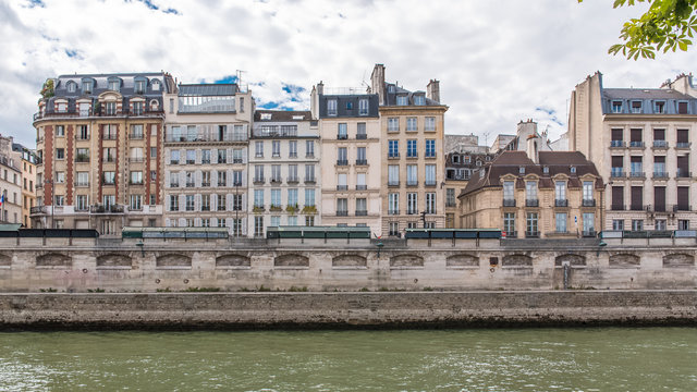 Paris, beautiful houses on the banks, quai des Grands-Augustins
