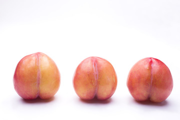 白バックの3個のスモモの実