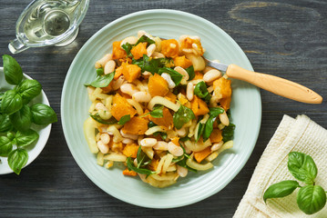 Salad with baked pumpkin, beans and bell peppers