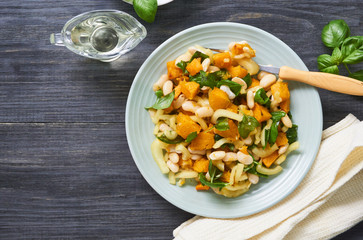 Salad with baked pumpkin, beans and bell peppers