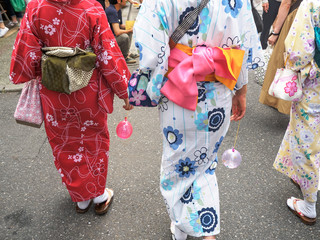 浴衣を着る女性