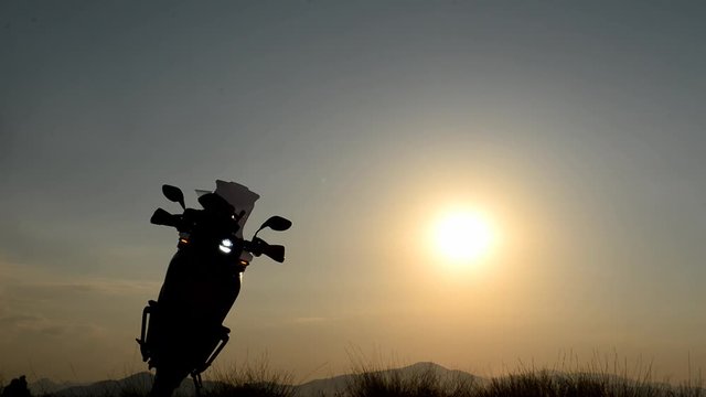 motosiklet ile yol kenar&fnof;&plusmn;nda mola vermek