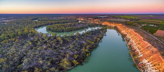 Luftpanoramalandschaft mit erodierenden Sandsteinufern des Murray River in der Abenddämmerung © Greg Brave