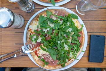 Pizza mit Schinken und Rucola