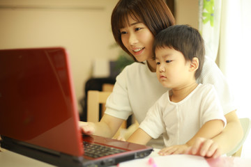 パソコンを使う女性