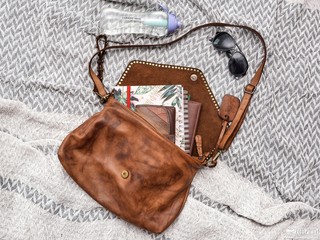 Damska torebka na kocu © P.Ch. Fotografia