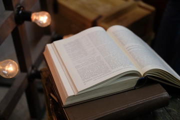 Obraz premium A detailed book against the backdrop of a box and lamps