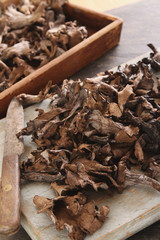 fresh uncooked mushrooms