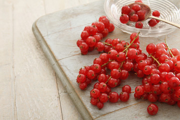 preparing fresh redcurrants