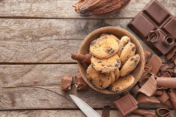 Fototapeta premium Delicious chocolate curls with cookies on table