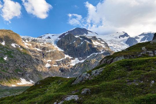 Blick zum Gwächtenhorn und Steingletscher, Abendlicht, Felsen, Schnee, blauer Himmel mit Wolken