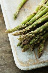 preparing fresh asparagus spears