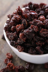 dried raisins in dish