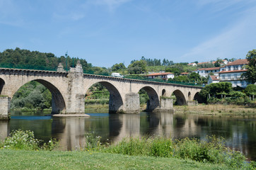 Fototapeta na wymiar Puente medieval de Ponte da Barca, Portugal