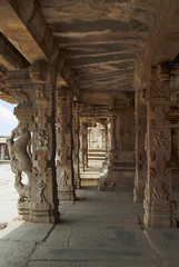 Obraz premium Carved pillars of the maha-mandapa, Krishna Temple, Sacred Center. Hampi, Karnataka. Sacred Center. Interior view.