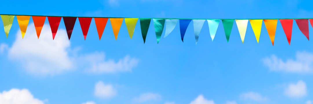 bunte wimpel am blauen himmel, hintergrund f&uuml;r sommer partys