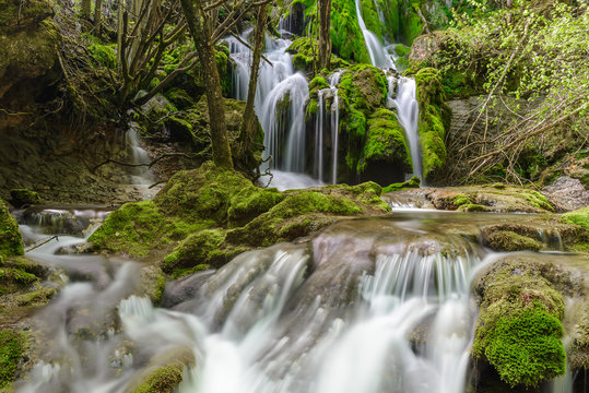 Cascadas de la Tober&iacute;a en la sierra de Entzia, Euskadi, Espa&ntilde;a