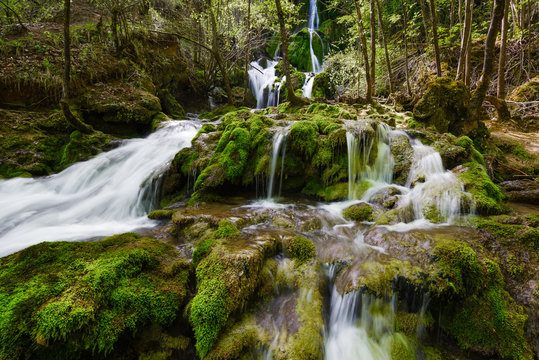 Cascadas de la Tober&iacute;a en la sierra de Entzia, Euskadi, Espa&ntilde;a