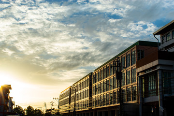 Obraz premium The sun shines in the evening building