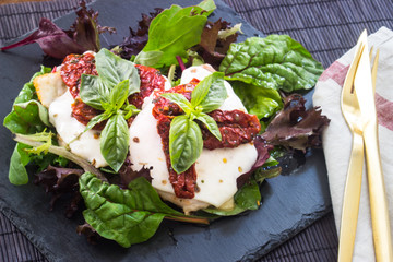 Low Carb Hähnchenbrustfilet mit Ziegenkäse auf Blattsalat