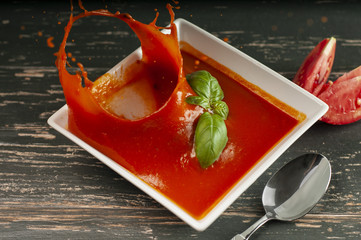 zupa pomidorowa z bazylią - obrazy, fototapety, plakaty