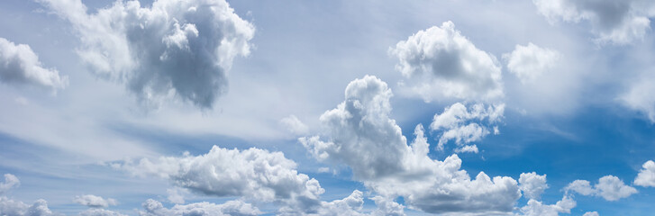 Obraz premium Beautiful blue sky with fluffy white clouds scattered across