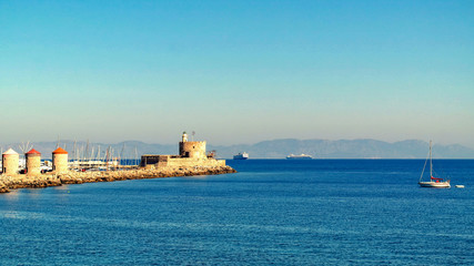 Blick auf das Meer mit Schiffen vor der türkischen Küste