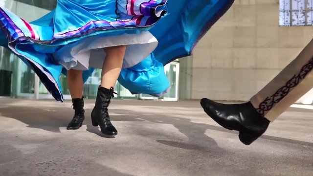 baile tipico mexicano de folclor / typical Mexican dance of folklore