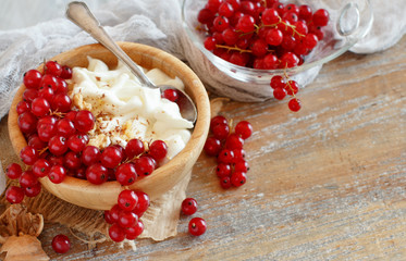 Red currants and yogurt