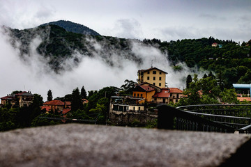 Italienisches Dorf zwischen Bergen und Wolken