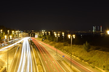 Fototapeta na wymiar Autopista a Madrid en la noche