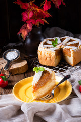 Apples covered with a crunchy crust - this is the American Apple Pie.