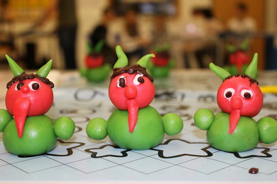 Krampusse aus Marzipan