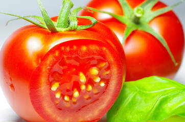 Taufrische, saftige Tomate aufgeschnitten, Close-up