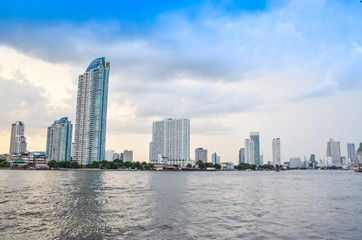 Fototapeta premium Bangkok, Thailand-August 30, 2015: Building and house near the Chao phraya river.