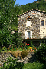 Fototapeta na wymiar maison en basalte à Aubignas en Ardèche