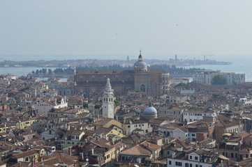 Veneza do alto com igreja ao fundo