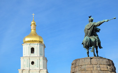 Fototapeta premium Belfry and monument in Kyiv sky