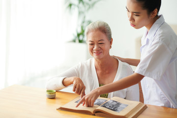 Obraz premium Reading to patient