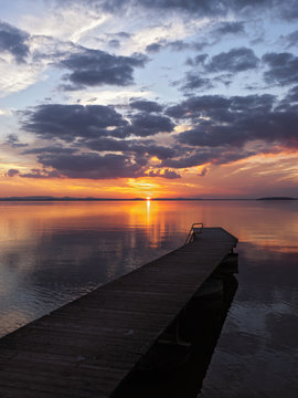Sonnenuntergang am See mit Steg