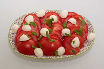 Tomatensalat mit basilikum
