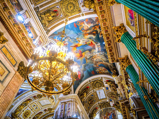 Fototapeta na wymiar SAINT PETERSBURG, RUSSIA - JULY 26, 2018: Interior of Saint Isaac's Cathedral. The largest orthodox Cathedral in Saint Petersburg, Russia