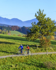 gemeinsam Radfahren im spätherbstlichen Oberbayern