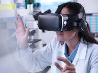 Scientist using virtual reality to understand a research experiment in the laboratory