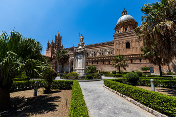 Fototapeta na wymiar Esterno della Cattedrale di Palermo