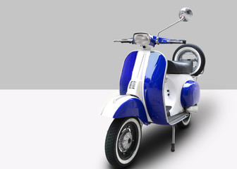 moto italiana blu e bianca